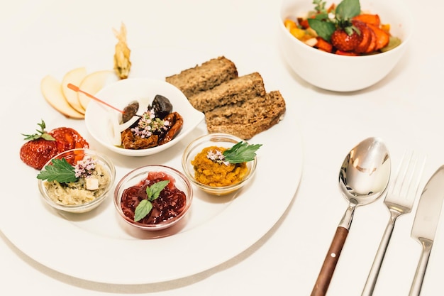 Stół z przygotowanymi potrawami